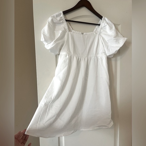 bp Dresses & Skirts - NEW! BP Brand White Rich
Balloon Sleeve Lined Mini Dress
Size Junior's medium